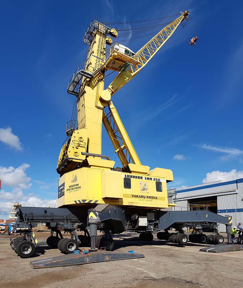 Naudotas keturių lynų mobilus uosto kranas Liebherr LHM250